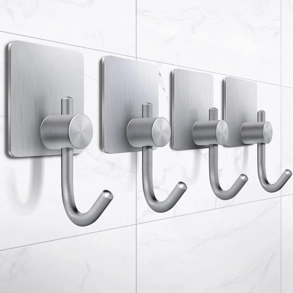 Crochet mural adhésif ultra-résistant installé sur carrelage blanc